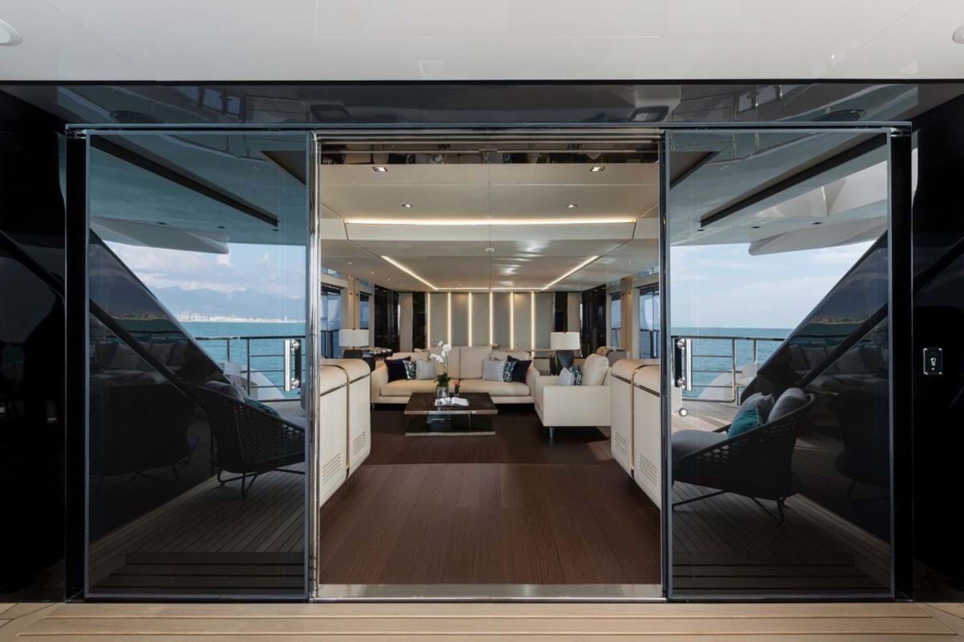 https://s3.amazonaws.com/boss.yatco.com/ForCharter/Vessel/Photo/3958/large_47063.jpg