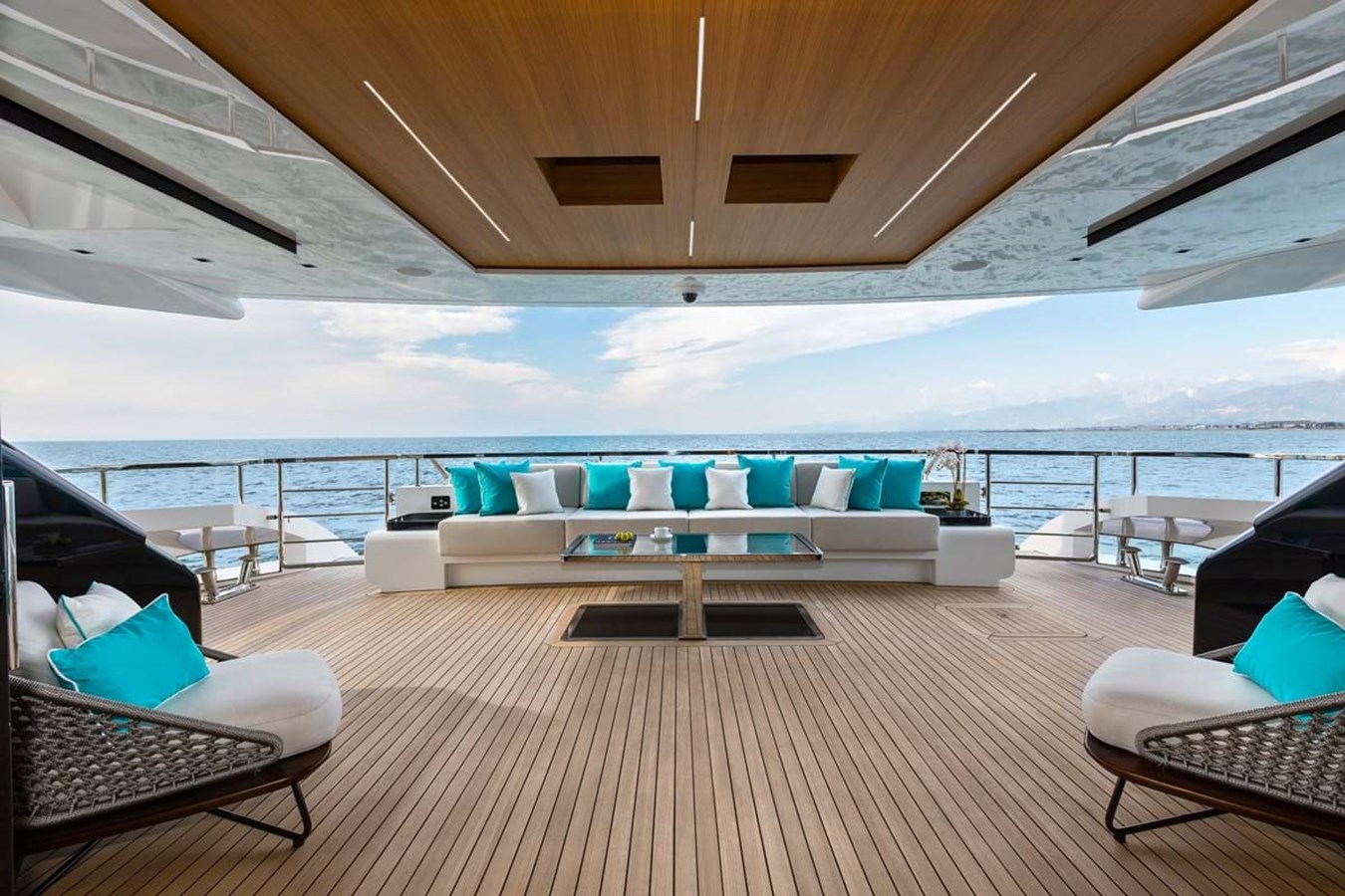 https://s3.amazonaws.com/boss.yatco.com/ForCharter/Vessel/Photo/3958/large_47066.jpg