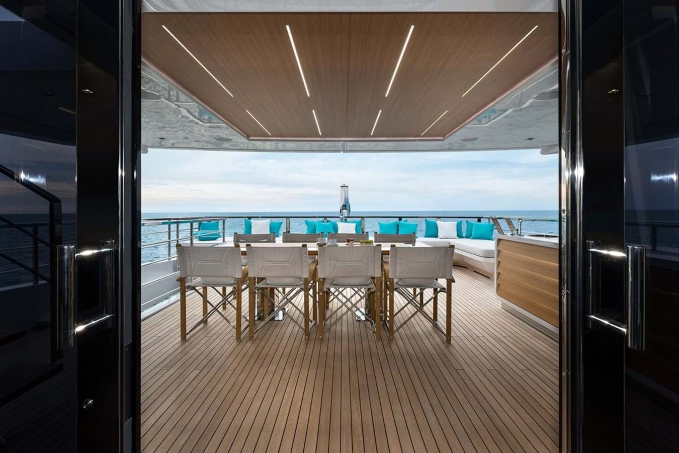 https://s3.amazonaws.com/boss.yatco.com/ForCharter/Vessel/Photo/3958/large_47069.jpg