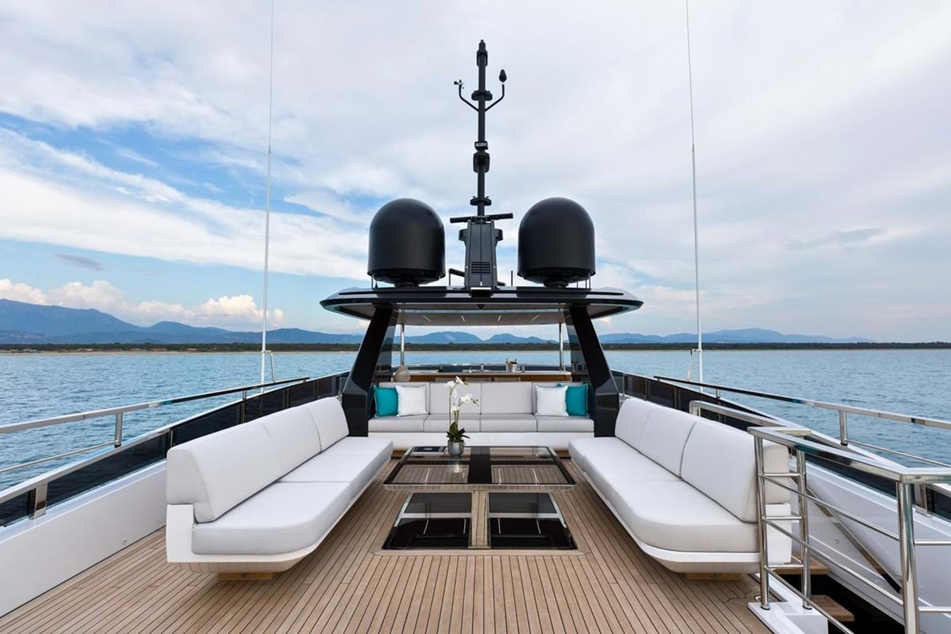 https://s3.amazonaws.com/boss.yatco.com/ForCharter/Vessel/Photo/3958/large_47071.jpg