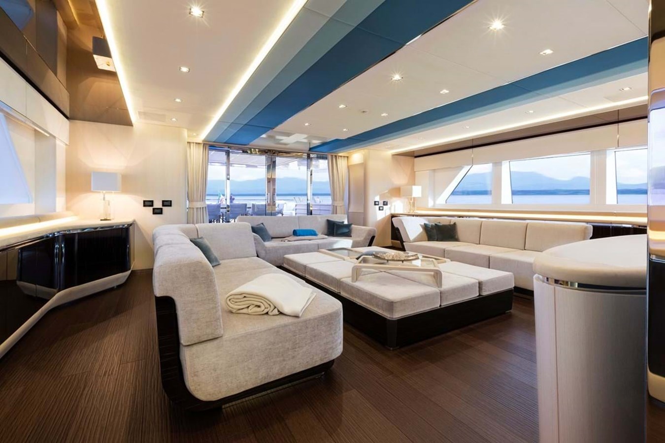 https://s3.amazonaws.com/boss.yatco.com/ForCharter/Vessel/Photo/3958/large_47075.jpg