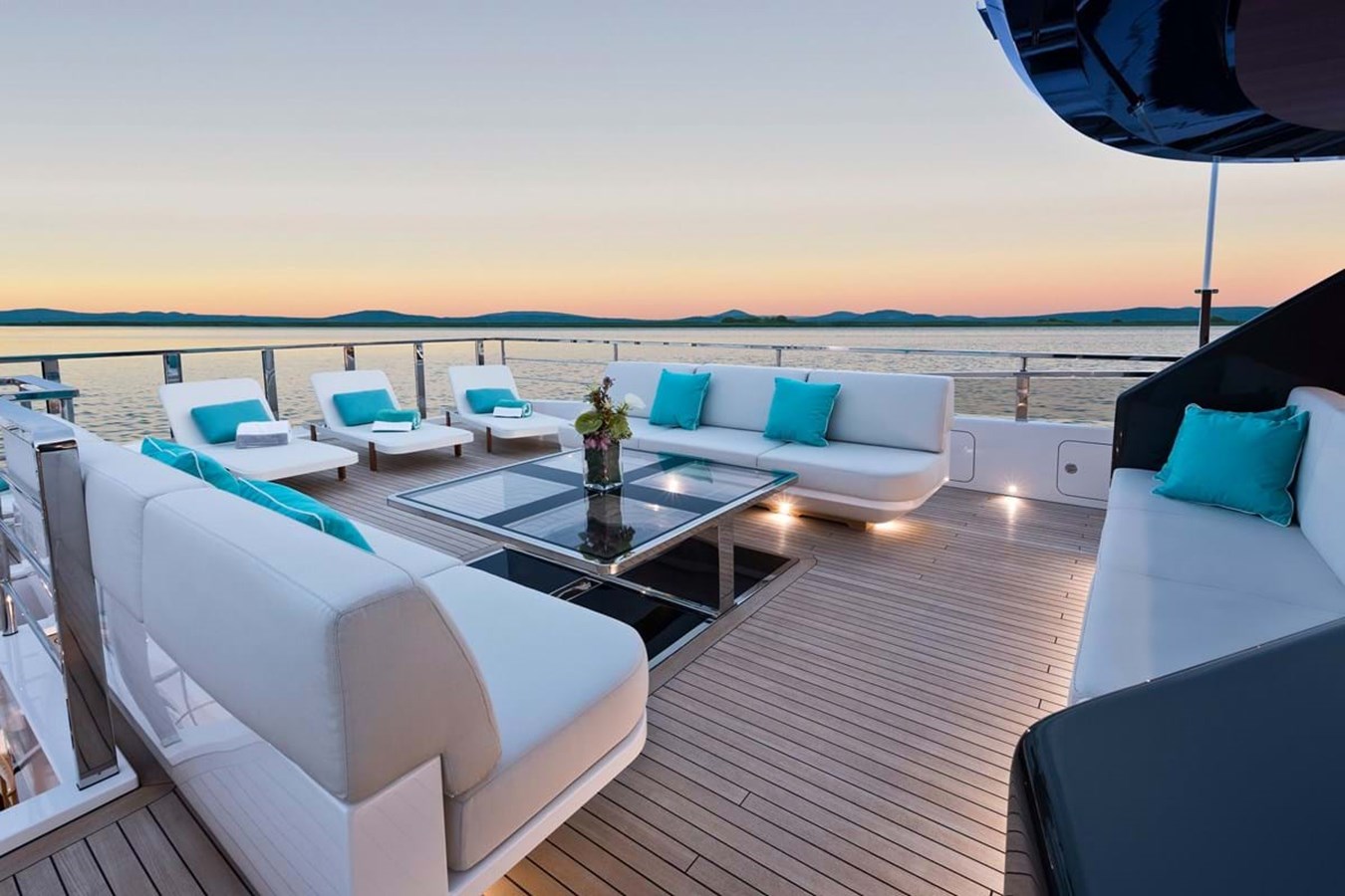 https://s3.amazonaws.com/boss.yatco.com/ForCharter/Vessel/Photo/3958/large_47077.jpg