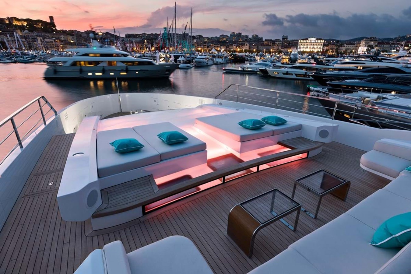 https://s3.amazonaws.com/boss.yatco.com/ForCharter/Vessel/Photo/3958/large_47078.jpg
