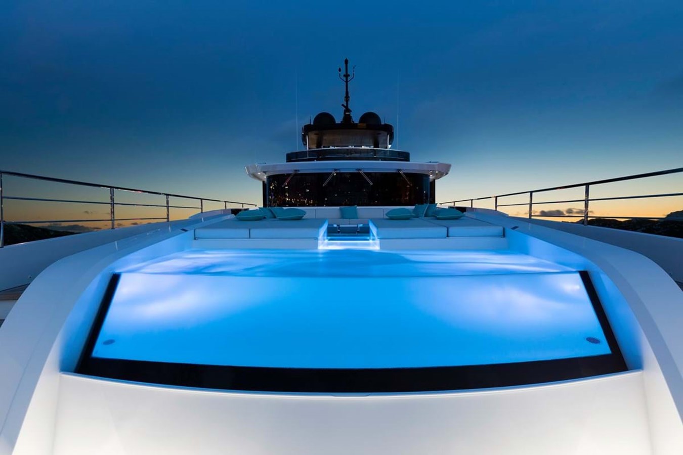 https://s3.amazonaws.com/boss.yatco.com/ForCharter/Vessel/Photo/3958/large_47079.jpg