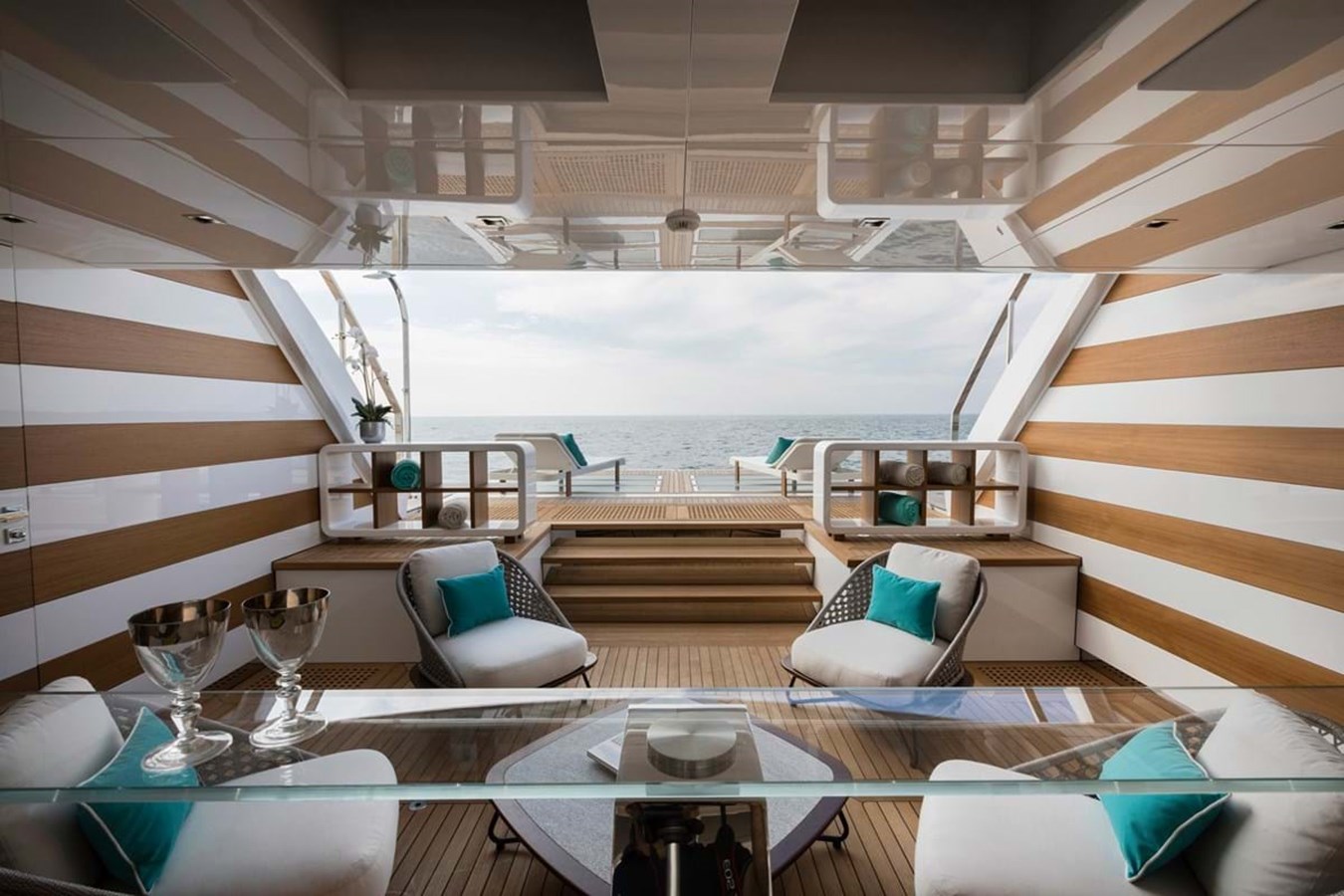 https://s3.amazonaws.com/boss.yatco.com/ForCharter/Vessel/Photo/3958/large_47080.jpg