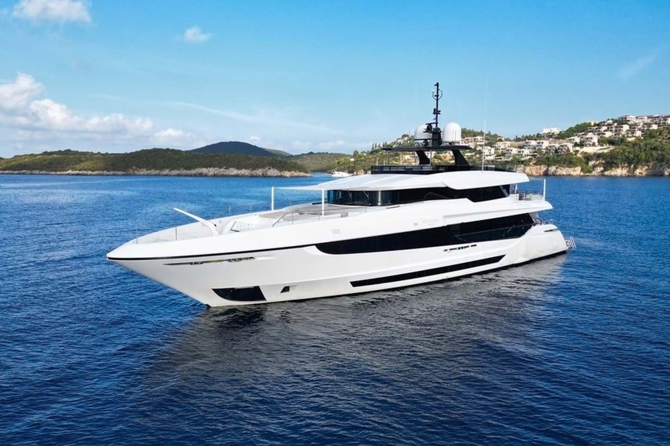 https://s3.amazonaws.com/boss.yatco.com/ForCharter/Vessel/Photo/3958/large_47086.jpg