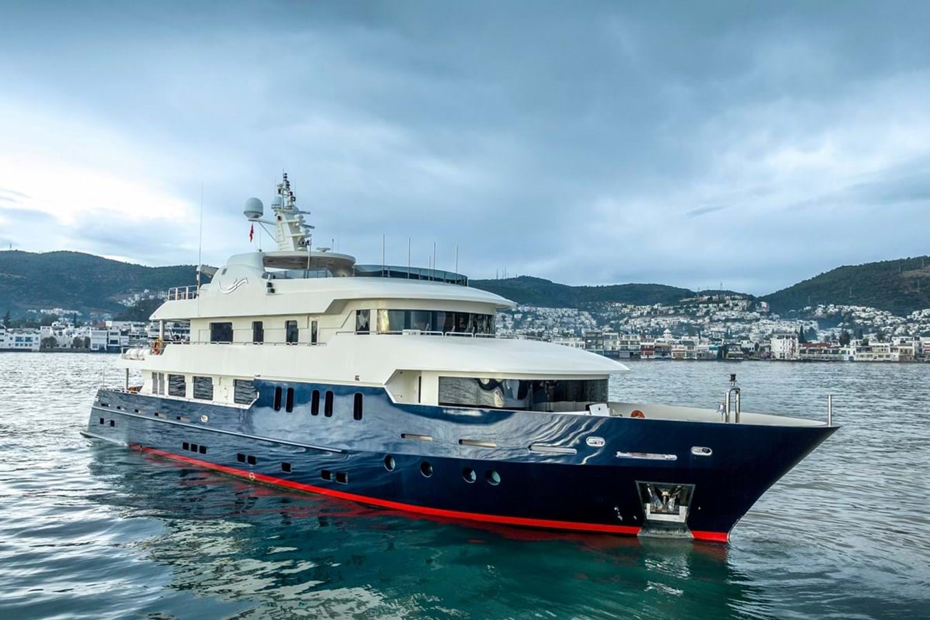https://s3.amazonaws.com/boss.yatco.com/ForCharter/Vessel/Photo/3972/large_47416.jpg