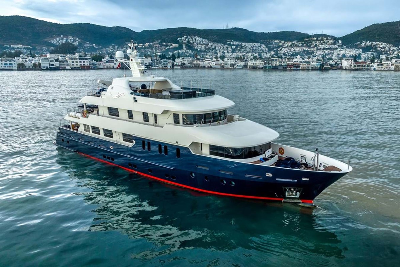 https://s3.amazonaws.com/boss.yatco.com/ForCharter/Vessel/Photo/3972/large_47440.jpg