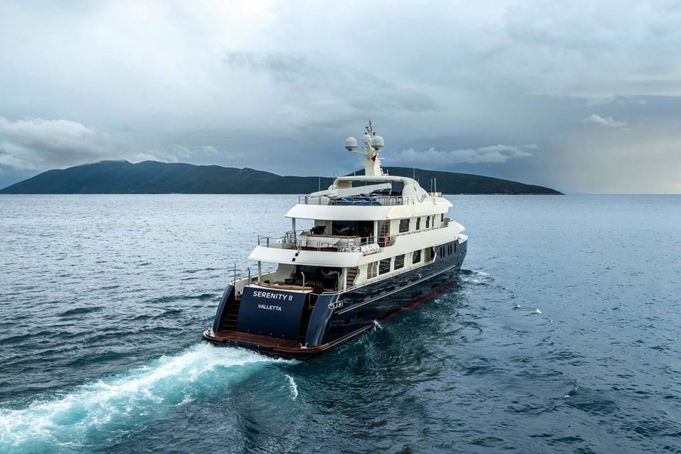 https://s3.amazonaws.com/boss.yatco.com/ForCharter/Vessel/Photo/3972/large_47443.jpg