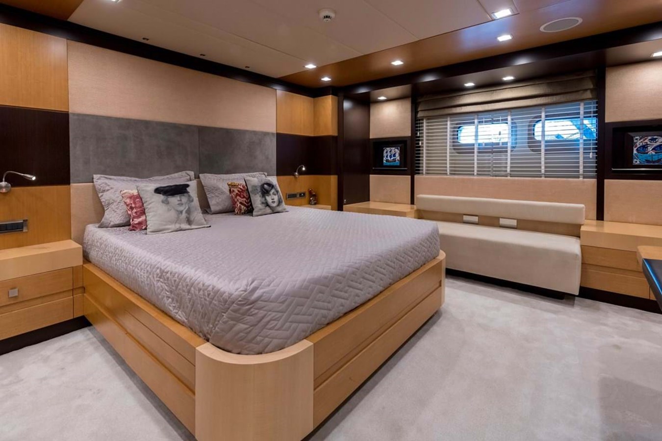 https://s3.amazonaws.com/boss.yatco.com/ForCharter/Vessel/Photo/3972/large_47452.jpg