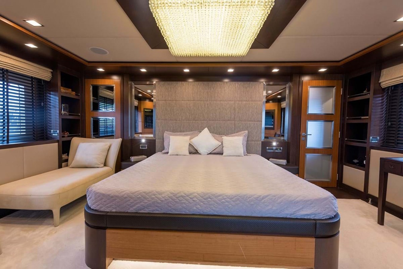 https://s3.amazonaws.com/boss.yatco.com/ForCharter/Vessel/Photo/3972/large_47471.jpg