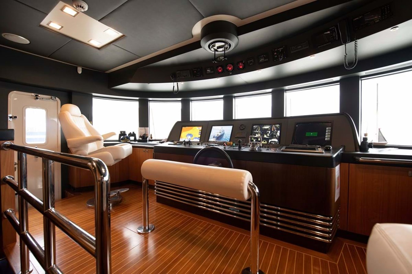 https://s3.amazonaws.com/boss.yatco.com/ForCharter/Vessel/Photo/3972/large_47473.jpg