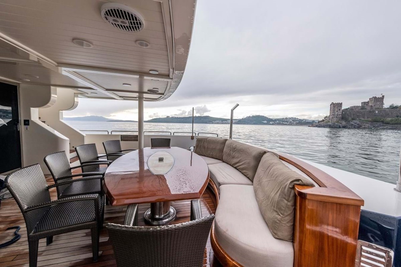 https://s3.amazonaws.com/boss.yatco.com/ForCharter/Vessel/Photo/3972/large_47485.jpg
