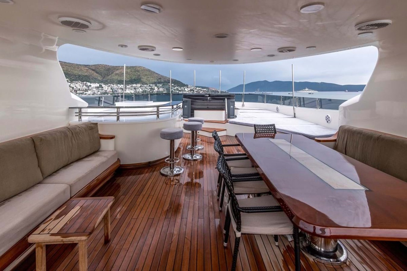 https://s3.amazonaws.com/boss.yatco.com/ForCharter/Vessel/Photo/3972/large_47487.jpg
