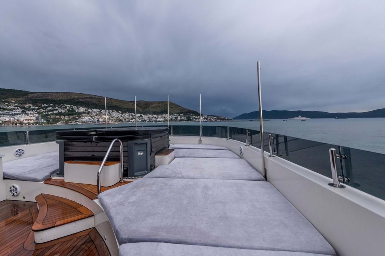 https://s3.amazonaws.com/boss.yatco.com/ForCharter/Vessel/Photo/3972/large_47489.jpg