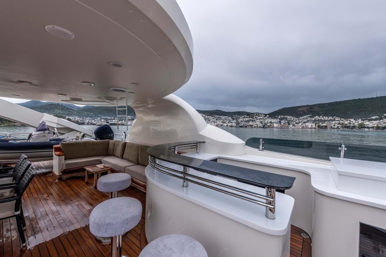 https://s3.amazonaws.com/boss.yatco.com/ForCharter/Vessel/Photo/3972/large_47490.jpg