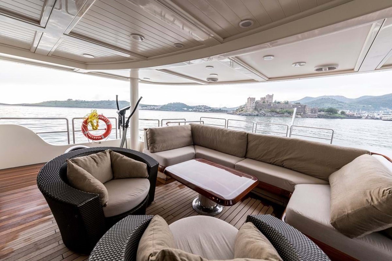 https://s3.amazonaws.com/boss.yatco.com/ForCharter/Vessel/Photo/3972/large_47492.jpg