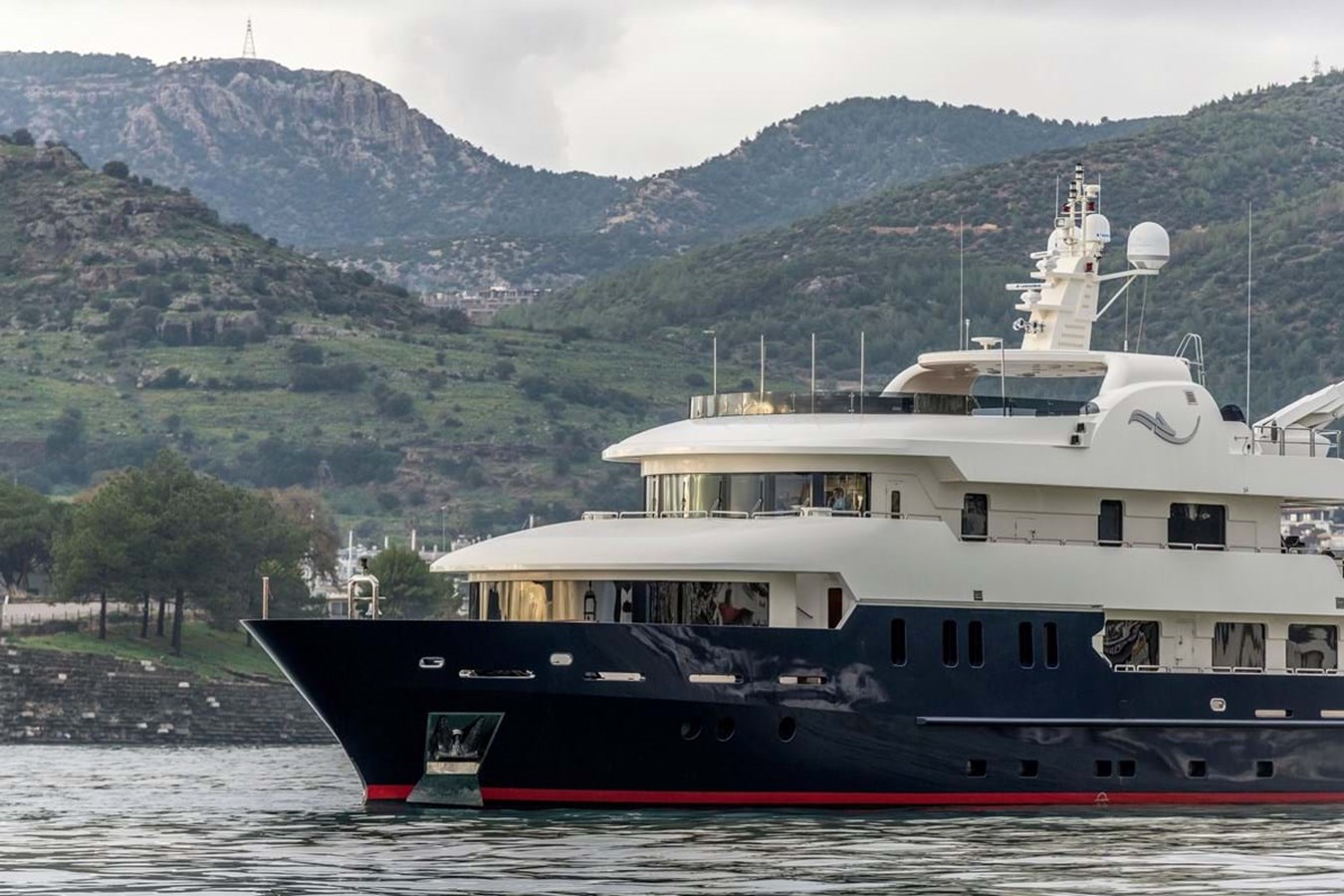https://s3.amazonaws.com/boss.yatco.com/ForCharter/Vessel/Photo/3972/large_47495.jpg