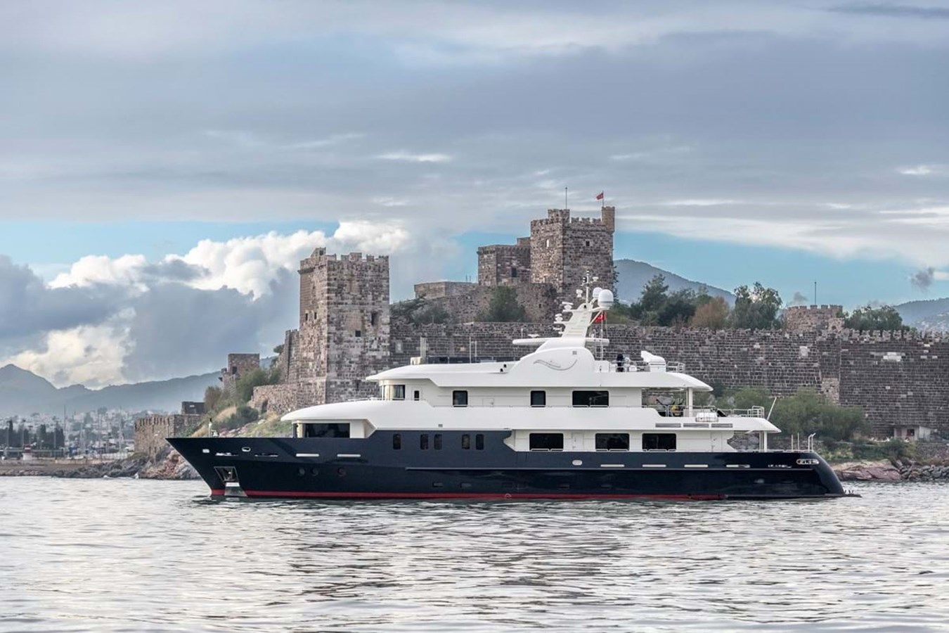 https://s3.amazonaws.com/boss.yatco.com/ForCharter/Vessel/Photo/3972/large_47497.jpg