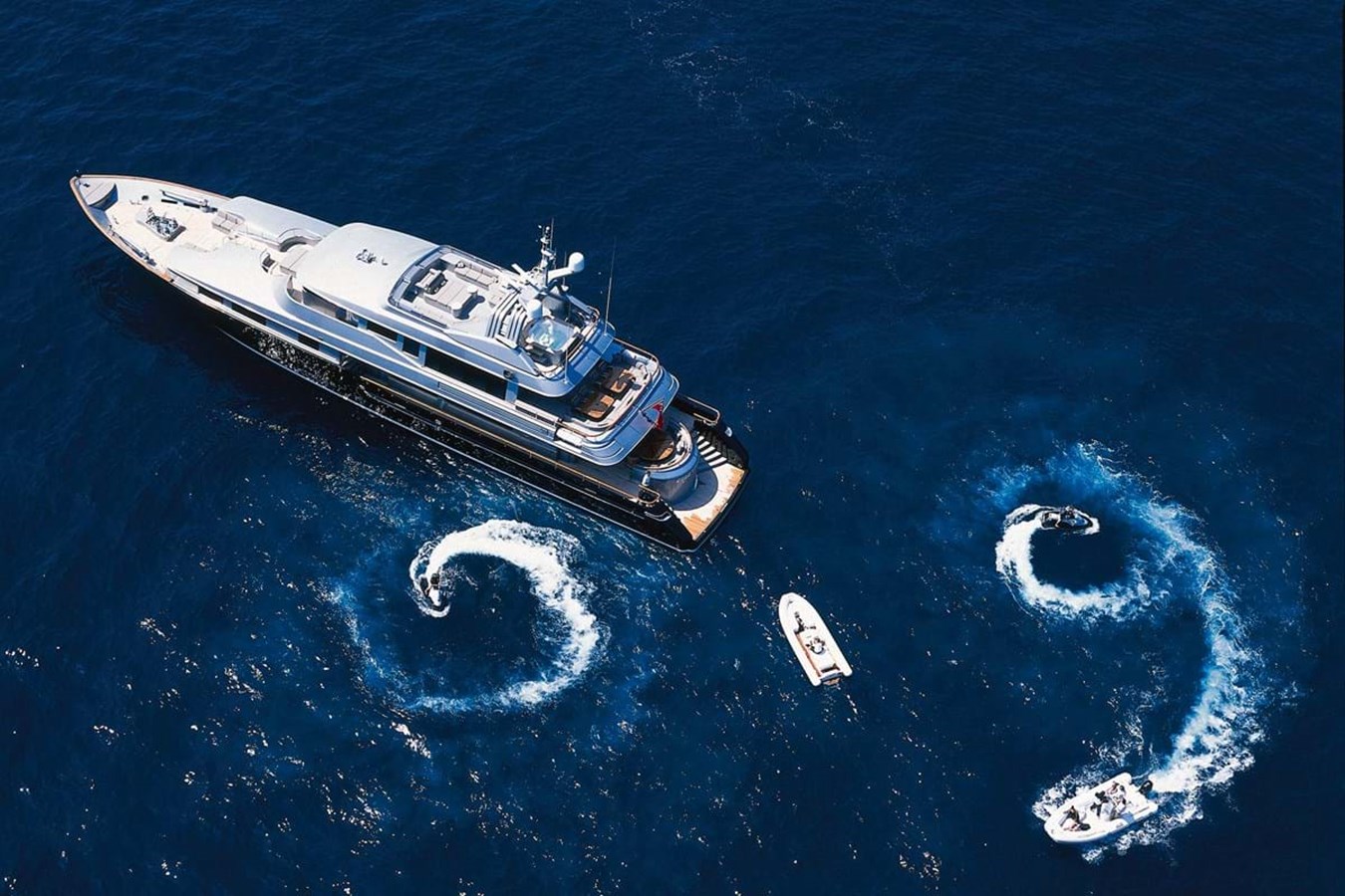 https://s3.amazonaws.com/boss.yatco.com/ForCharter/Vessel/Photo/3978/large_47622.jpg