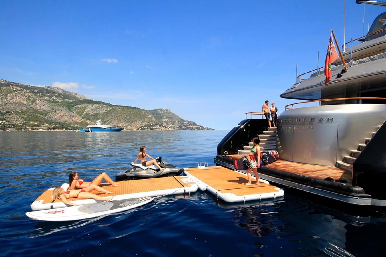 https://s3.amazonaws.com/boss.yatco.com/ForCharter/Vessel/Photo/3978/large_47626.jpg
