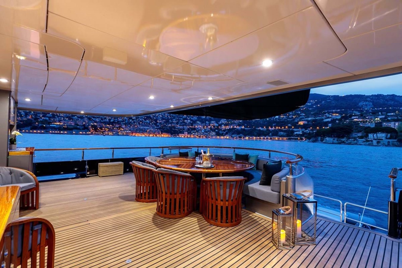 https://s3.amazonaws.com/boss.yatco.com/ForCharter/Vessel/Photo/3978/large_47629.jpg