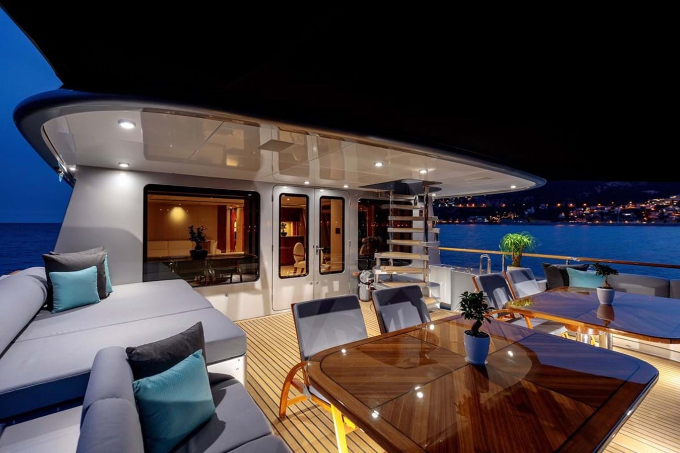https://s3.amazonaws.com/boss.yatco.com/ForCharter/Vessel/Photo/3978/large_47631.jpg