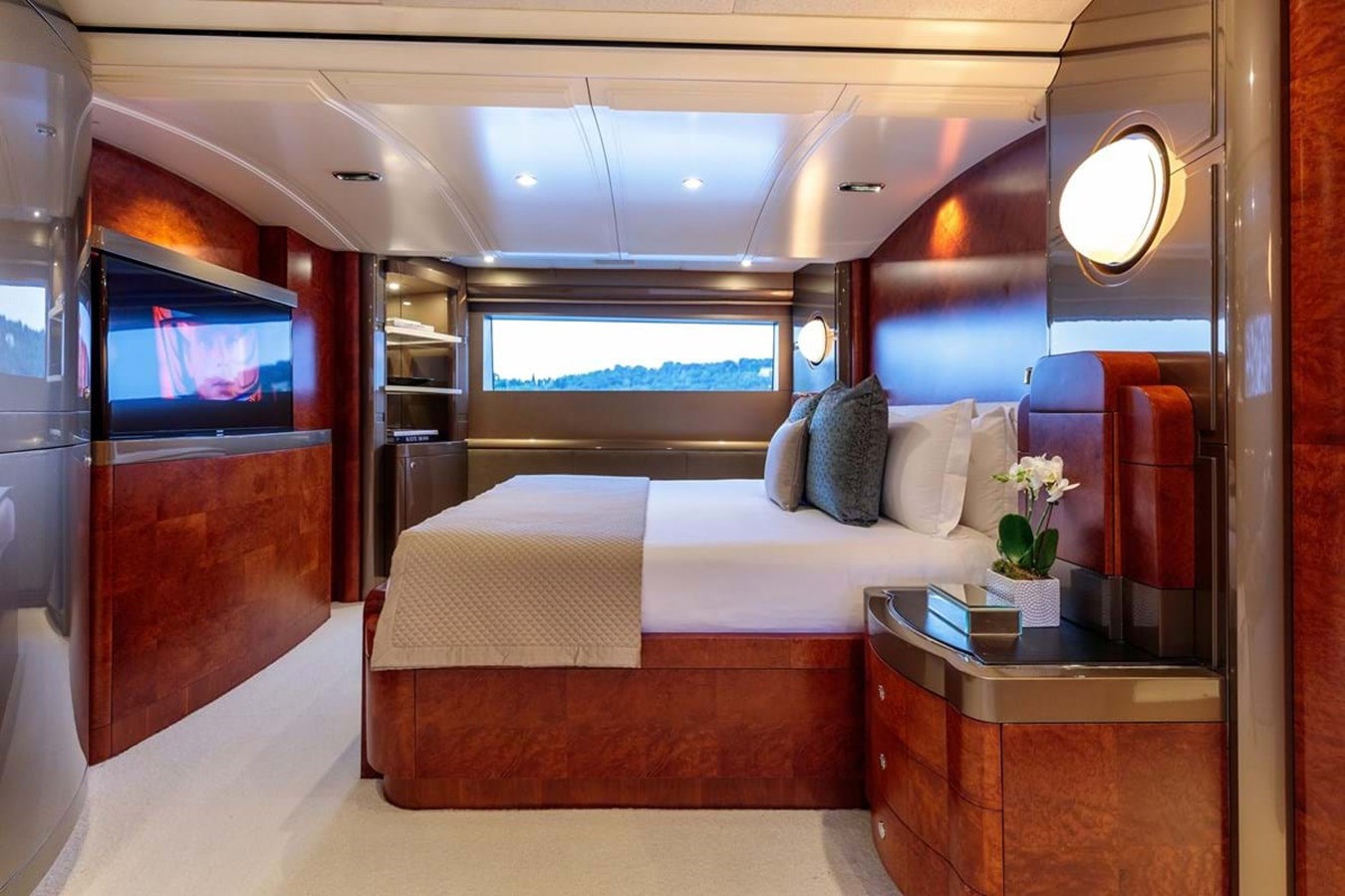 https://s3.amazonaws.com/boss.yatco.com/ForCharter/Vessel/Photo/3978/large_47642.jpg