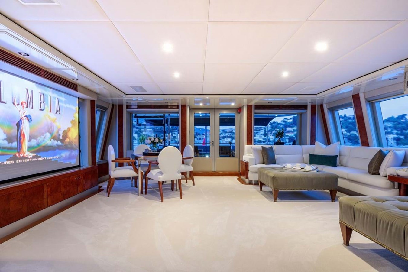 https://s3.amazonaws.com/boss.yatco.com/ForCharter/Vessel/Photo/3978/large_47648.jpg