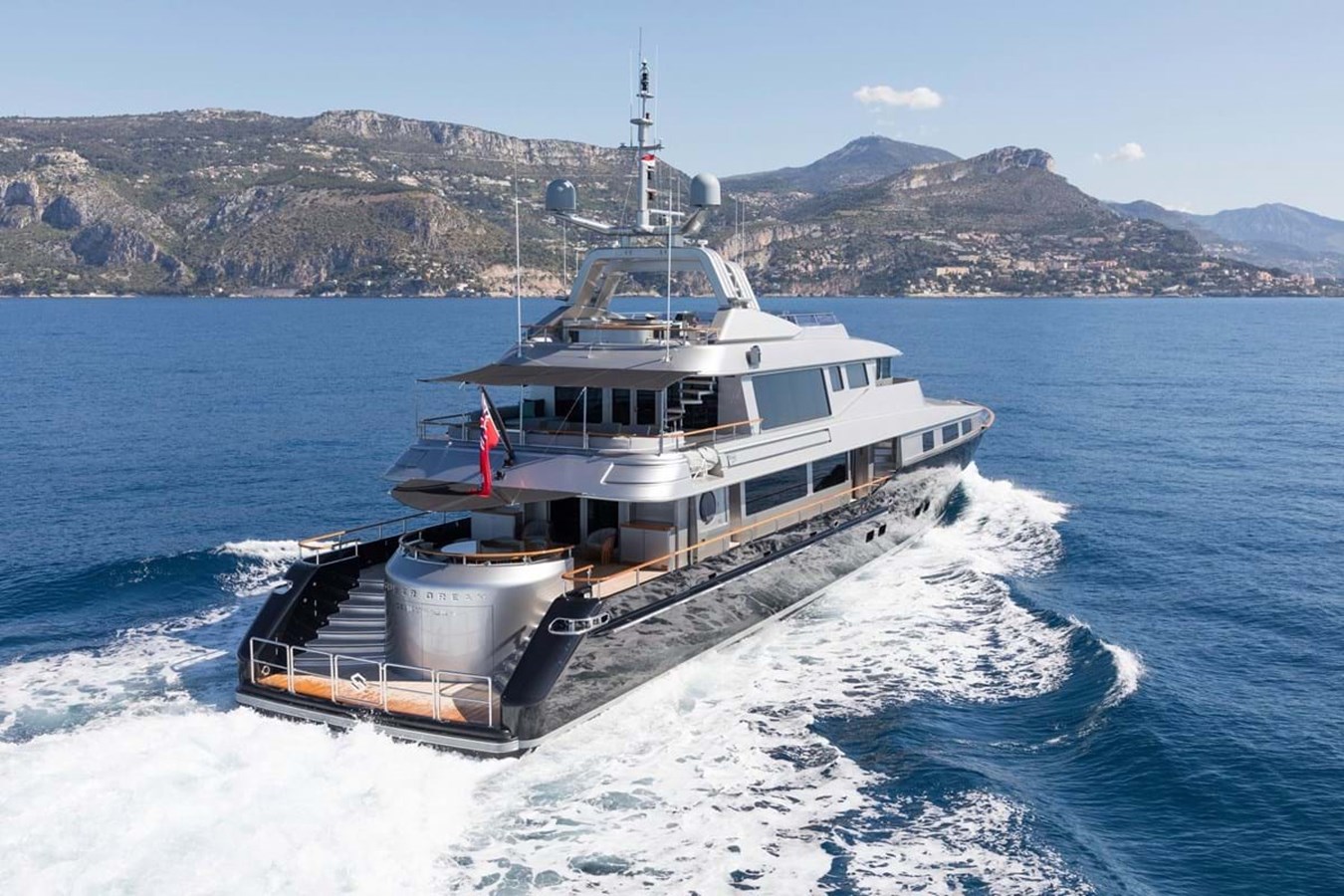 https://s3.amazonaws.com/boss.yatco.com/ForCharter/Vessel/Photo/3978/large_47649.jpg