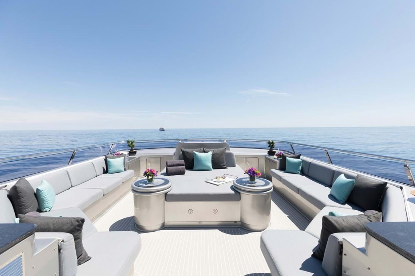 https://s3.amazonaws.com/boss.yatco.com/ForCharter/Vessel/Photo/3978/large_47652.jpg