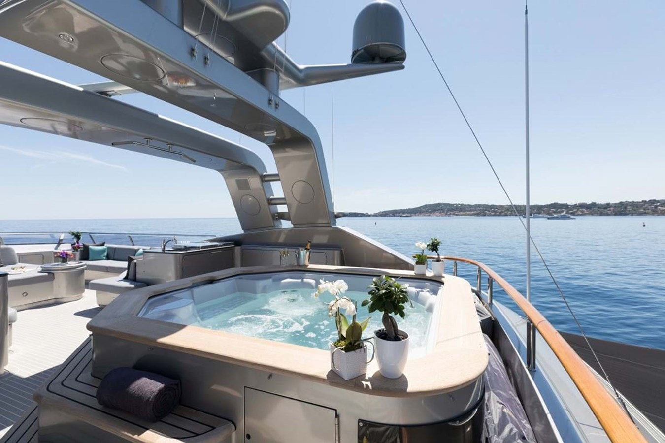 https://s3.amazonaws.com/boss.yatco.com/ForCharter/Vessel/Photo/3978/large_47654.jpg