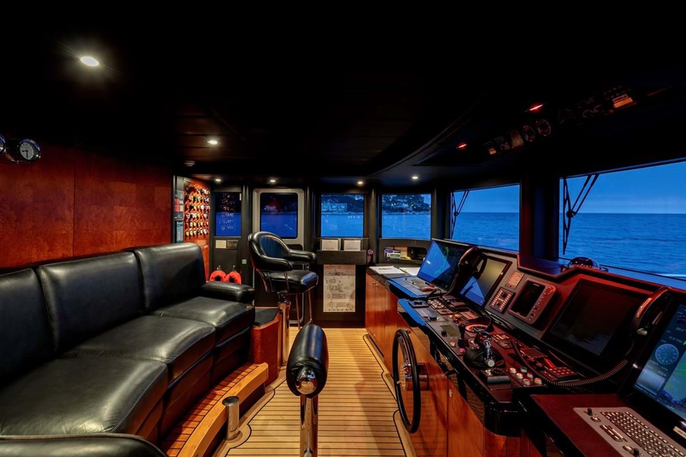 https://s3.amazonaws.com/boss.yatco.com/ForCharter/Vessel/Photo/3978/large_47661.jpg