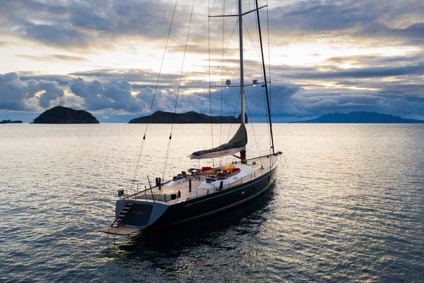 https://s3.amazonaws.com/boss.yatco.com/ForCharter/Vessel/Photo/3980/large_47664.jpg