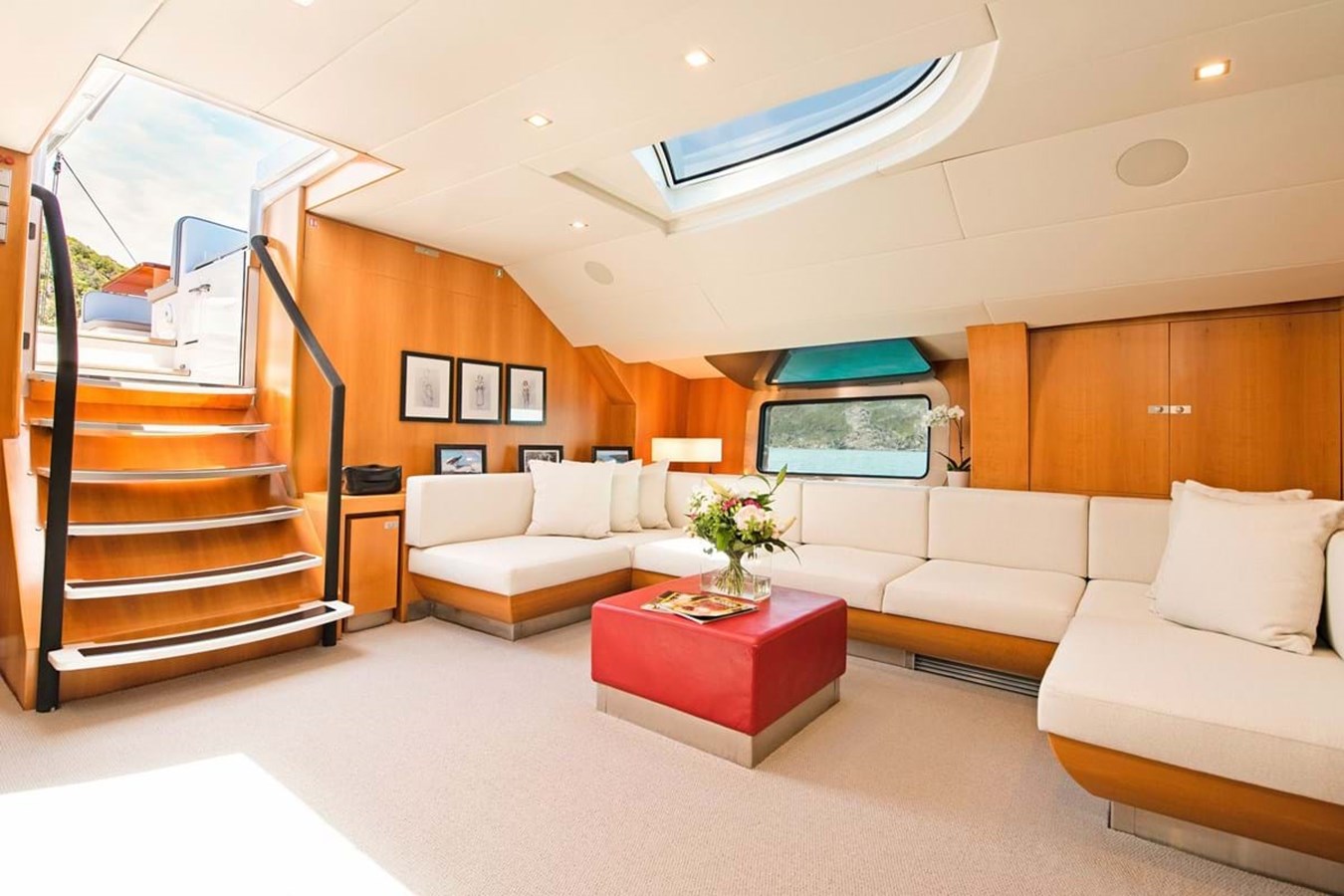 https://s3.amazonaws.com/boss.yatco.com/ForCharter/Vessel/Photo/3980/large_47665.jpg