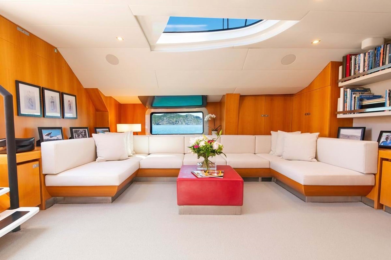 https://s3.amazonaws.com/boss.yatco.com/ForCharter/Vessel/Photo/3980/large_47666.jpg