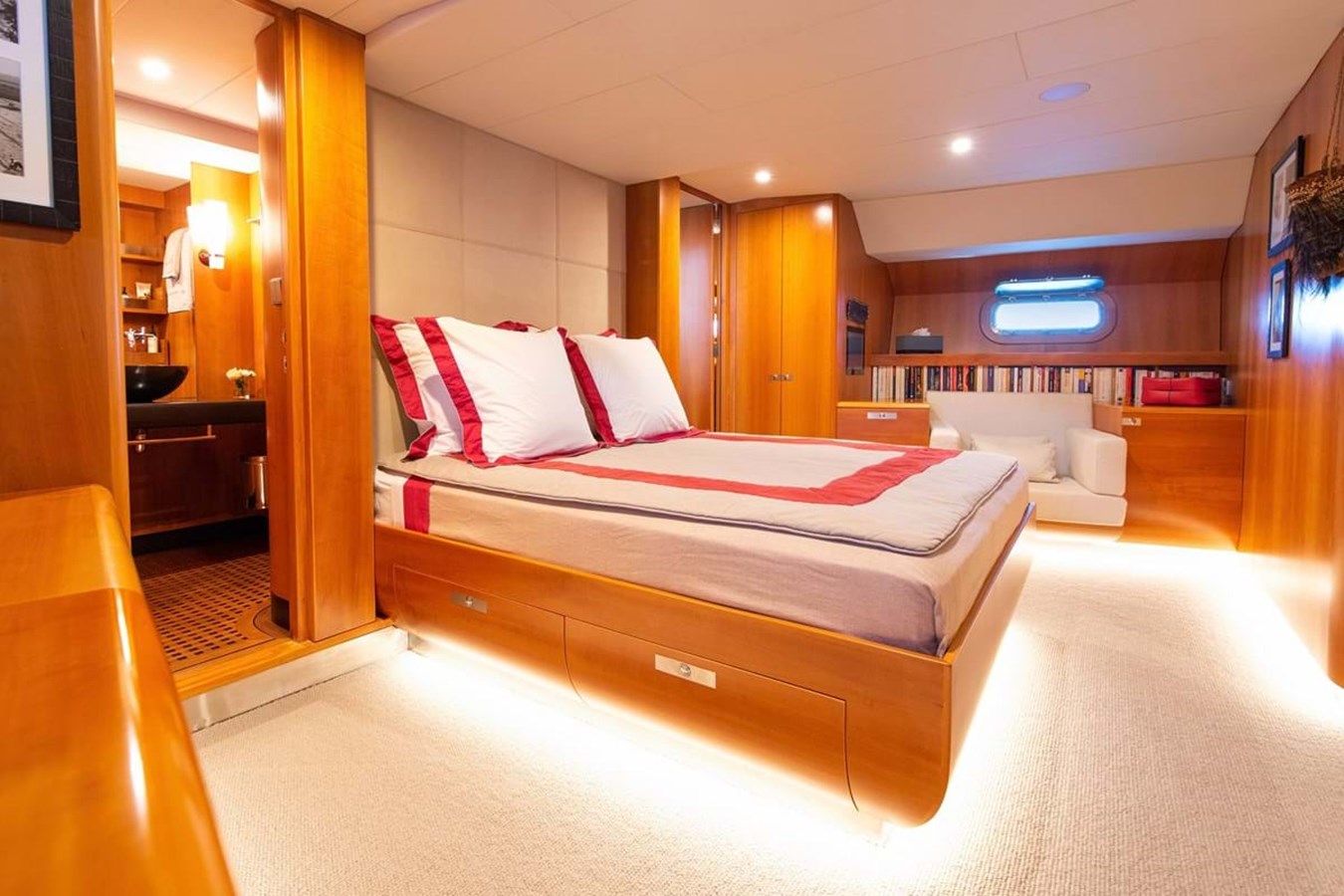 https://s3.amazonaws.com/boss.yatco.com/ForCharter/Vessel/Photo/3980/large_47671.jpg