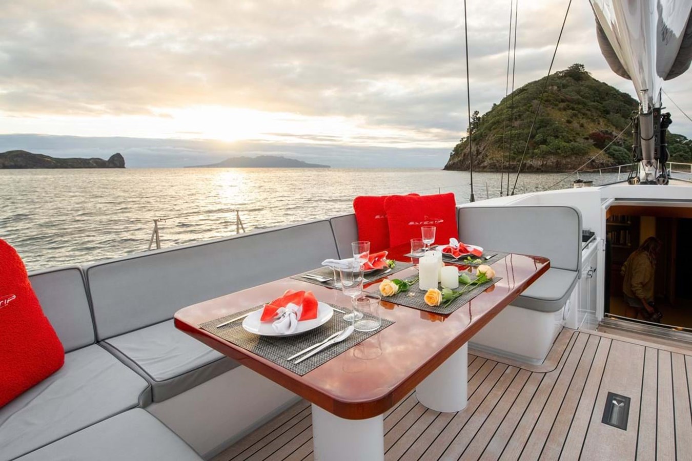https://s3.amazonaws.com/boss.yatco.com/ForCharter/Vessel/Photo/3980/large_47674.jpg