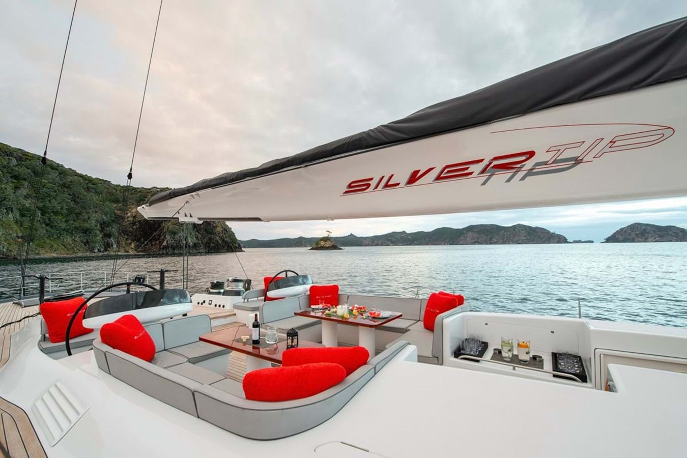 https://s3.amazonaws.com/boss.yatco.com/ForCharter/Vessel/Photo/3980/large_47675.jpg