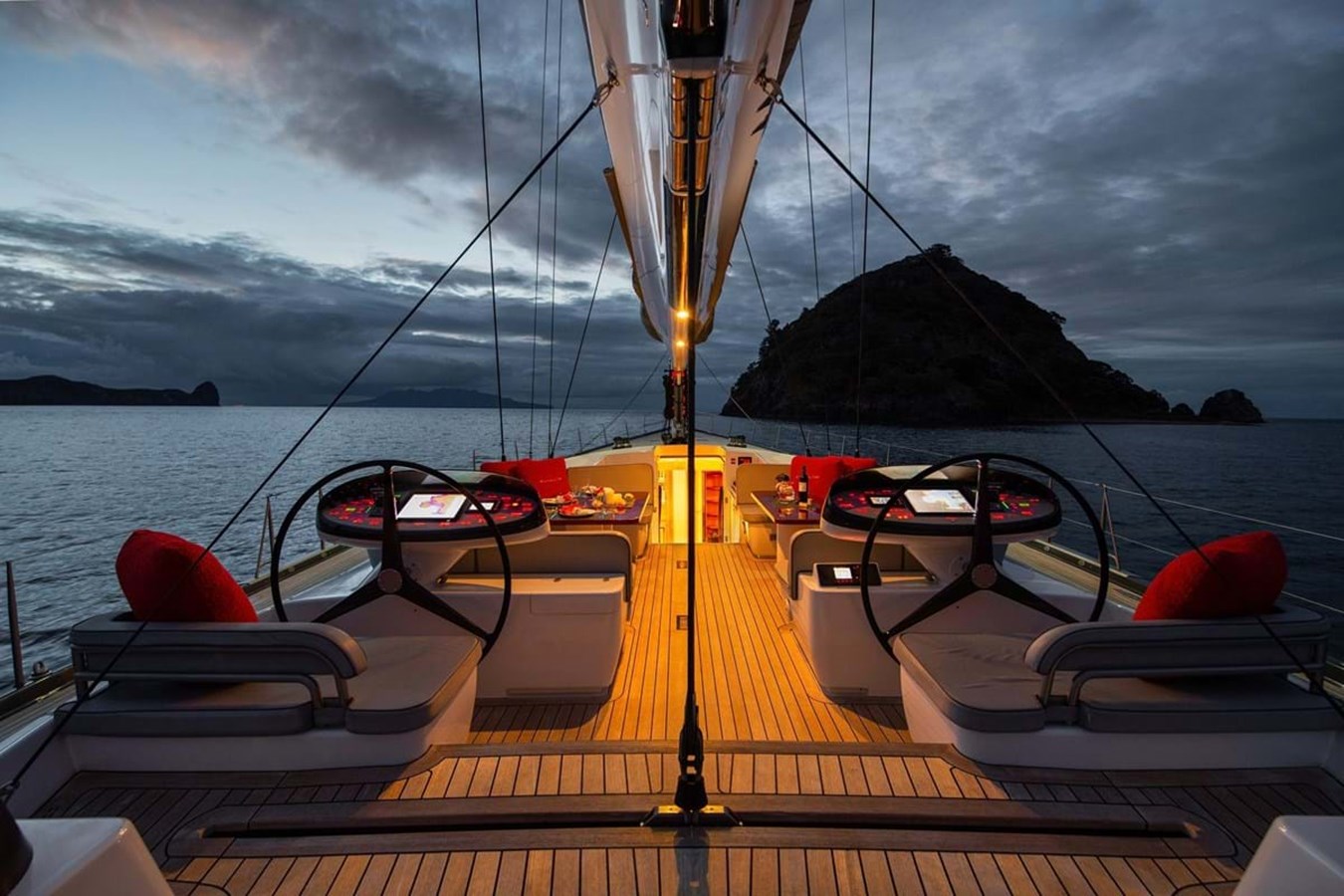 https://s3.amazonaws.com/boss.yatco.com/ForCharter/Vessel/Photo/3980/large_47677.jpg