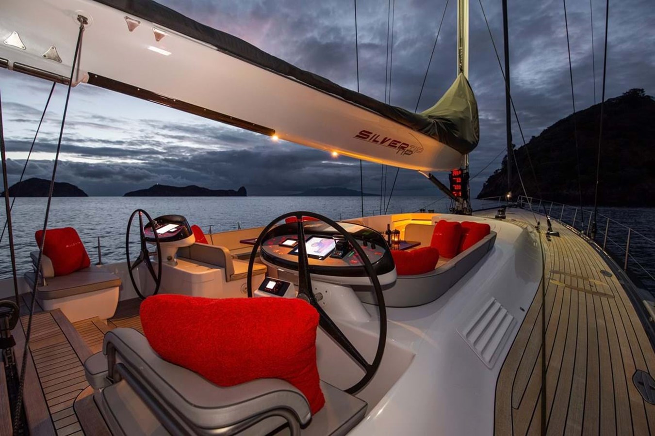 https://s3.amazonaws.com/boss.yatco.com/ForCharter/Vessel/Photo/3980/large_47678.jpg
