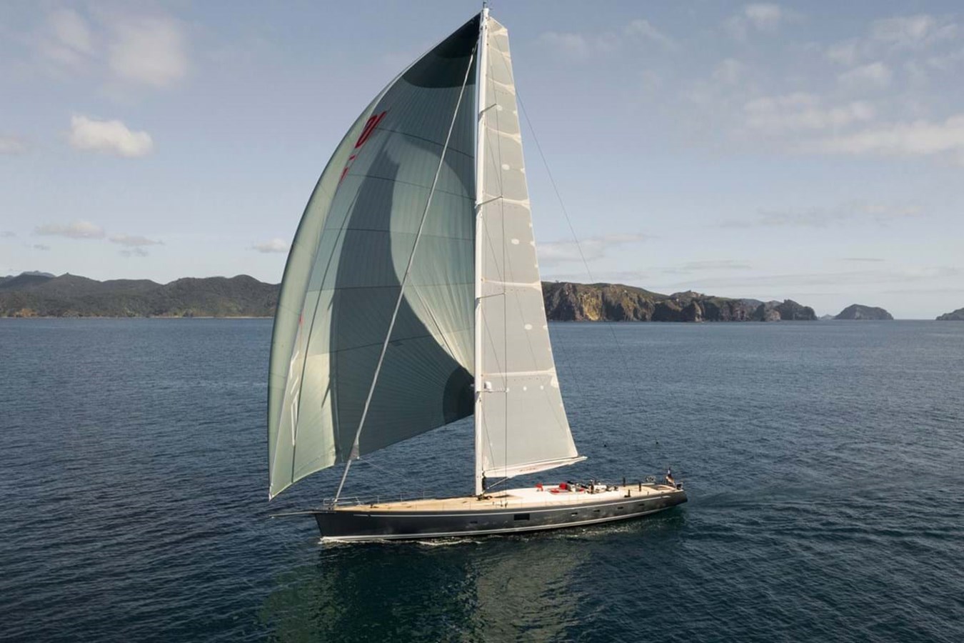 https://s3.amazonaws.com/boss.yatco.com/ForCharter/Vessel/Photo/3980/large_47680.jpg