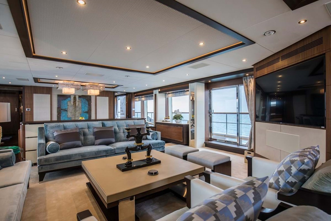 https://s3.amazonaws.com/boss.yatco.com/ForCharter/Vessel/Photo/3998/large_48353.jpg