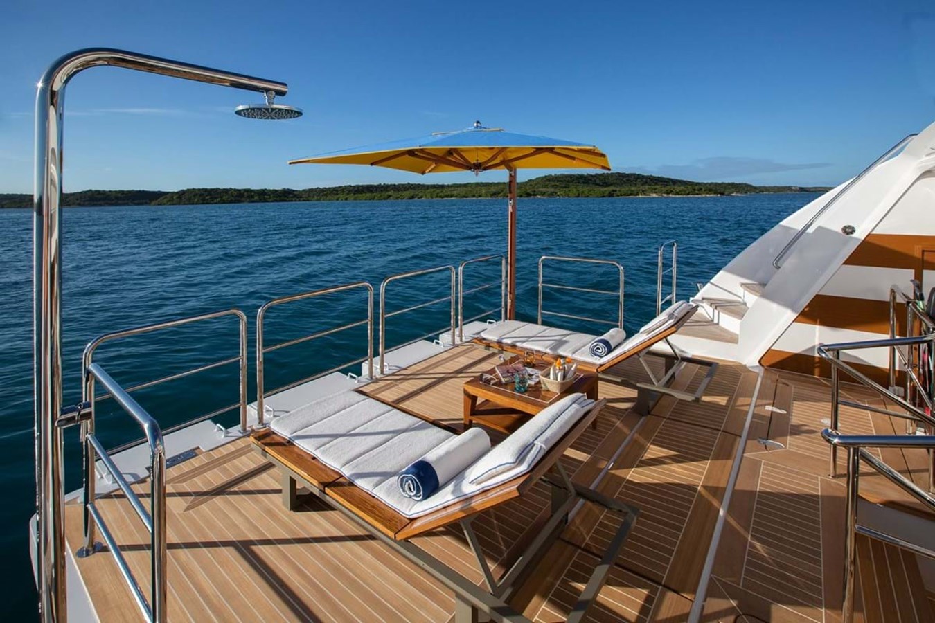 https://s3.amazonaws.com/boss.yatco.com/ForCharter/Vessel/Photo/3998/large_48358.jpg