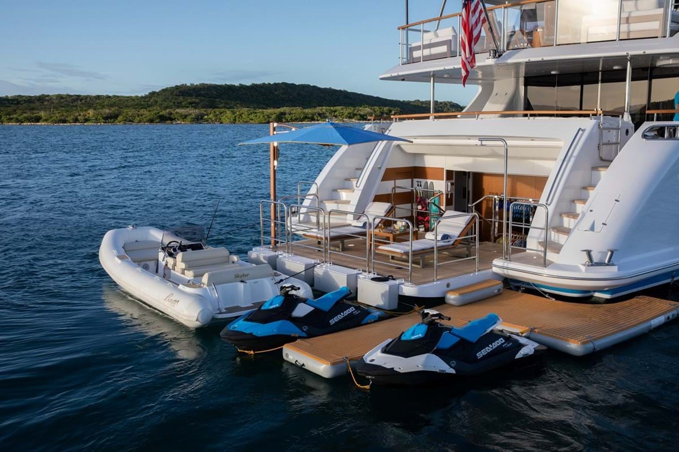 https://s3.amazonaws.com/boss.yatco.com/ForCharter/Vessel/Photo/3998/large_48359.jpg