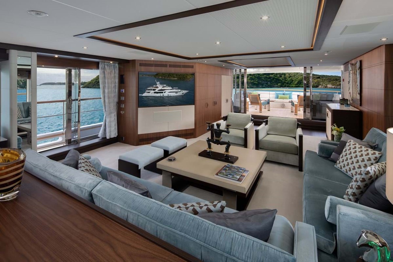 https://s3.amazonaws.com/boss.yatco.com/ForCharter/Vessel/Photo/3998/large_48361.jpg