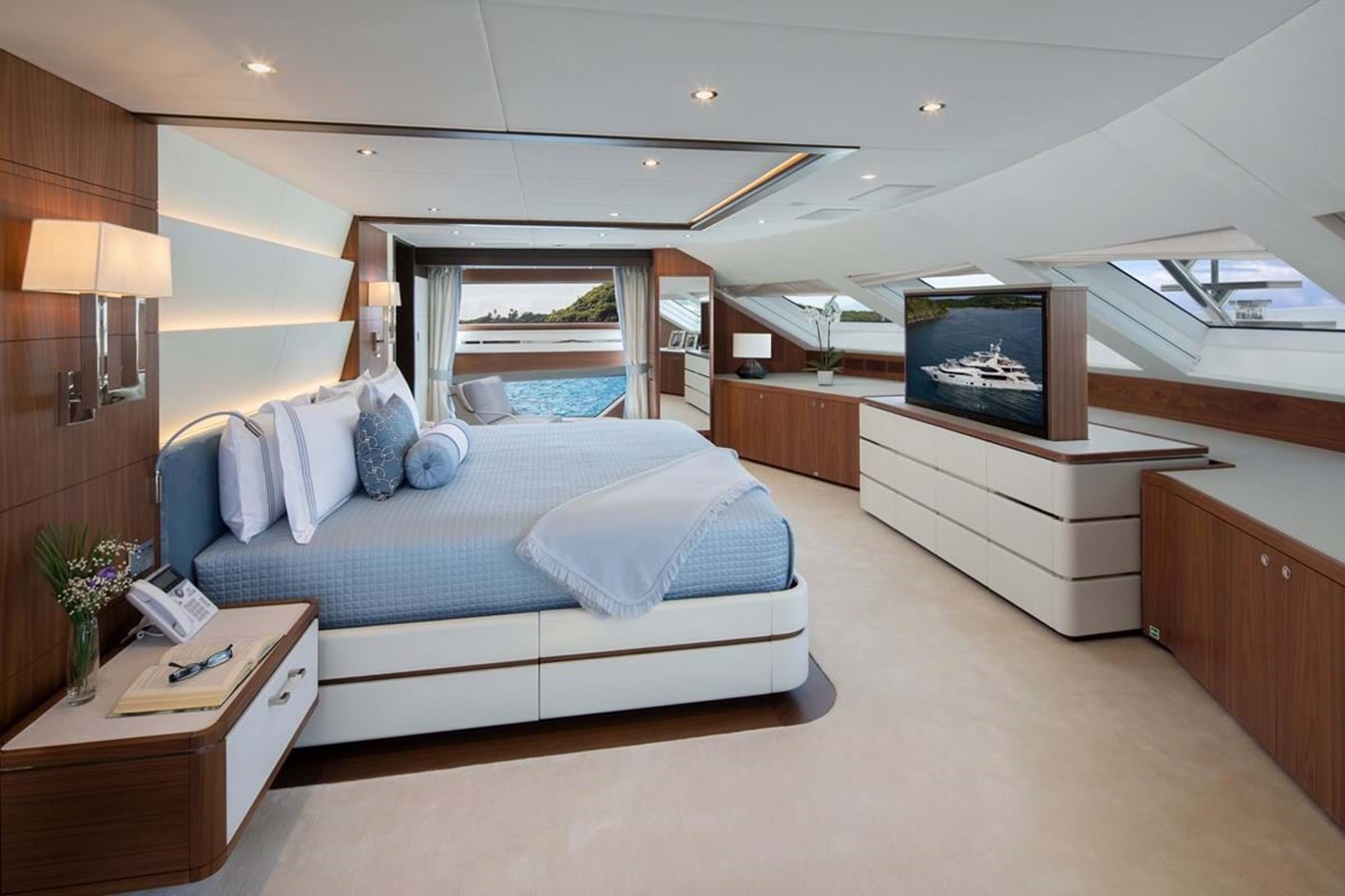 https://s3.amazonaws.com/boss.yatco.com/ForCharter/Vessel/Photo/3998/large_48362.jpg