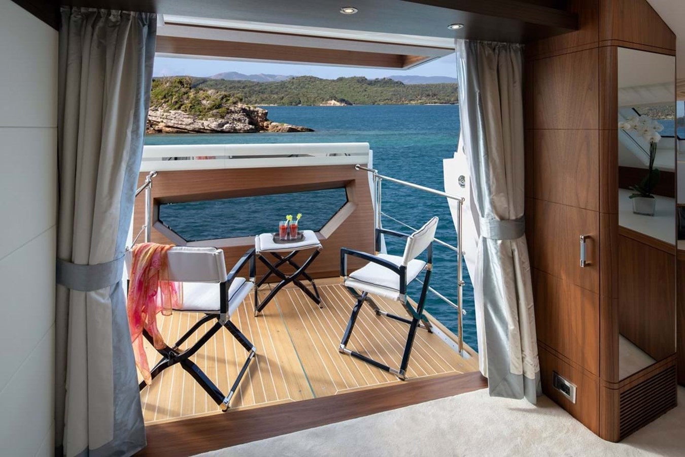 https://s3.amazonaws.com/boss.yatco.com/ForCharter/Vessel/Photo/3998/large_48363.jpg
