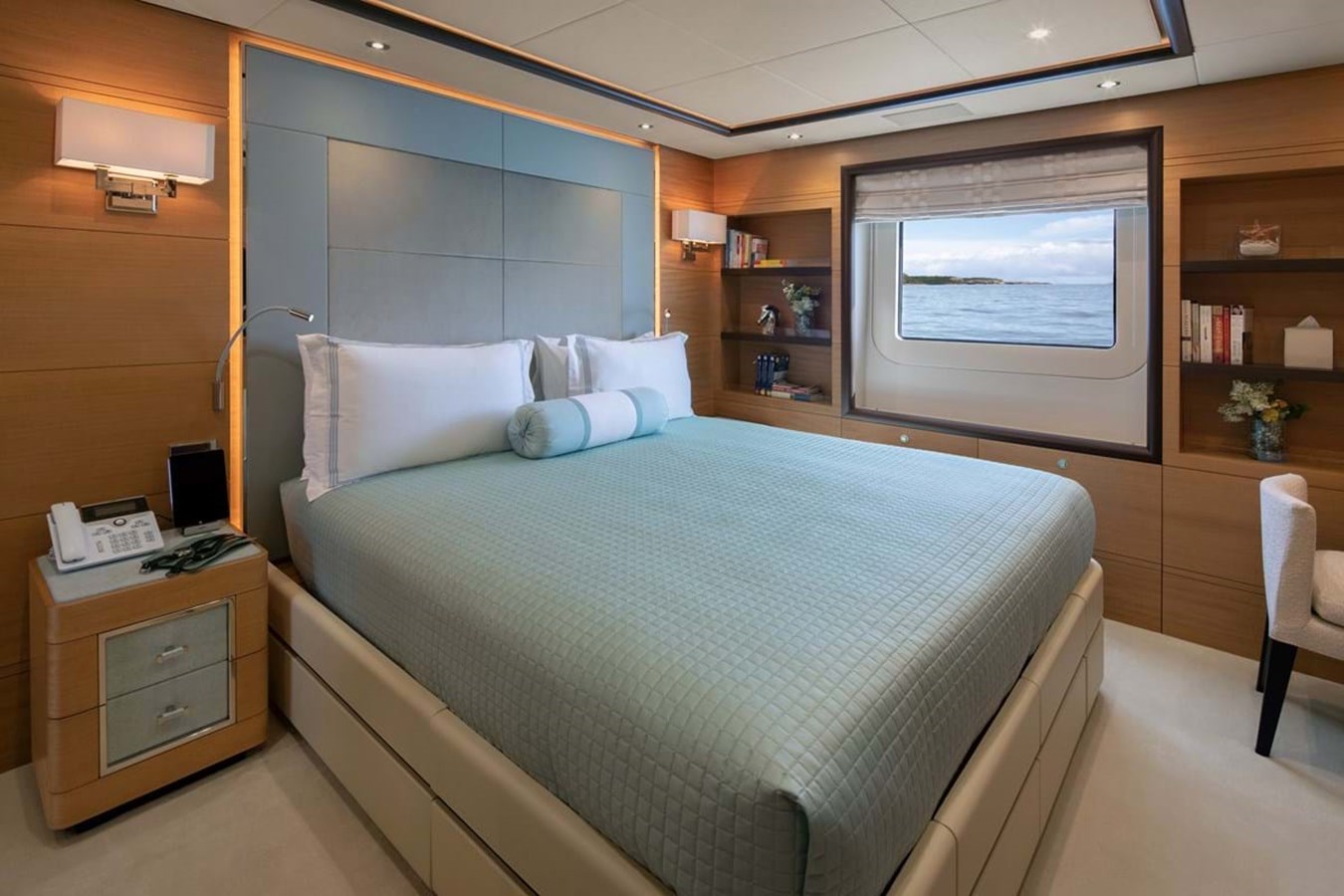 https://s3.amazonaws.com/boss.yatco.com/ForCharter/Vessel/Photo/3998/large_48365.jpg