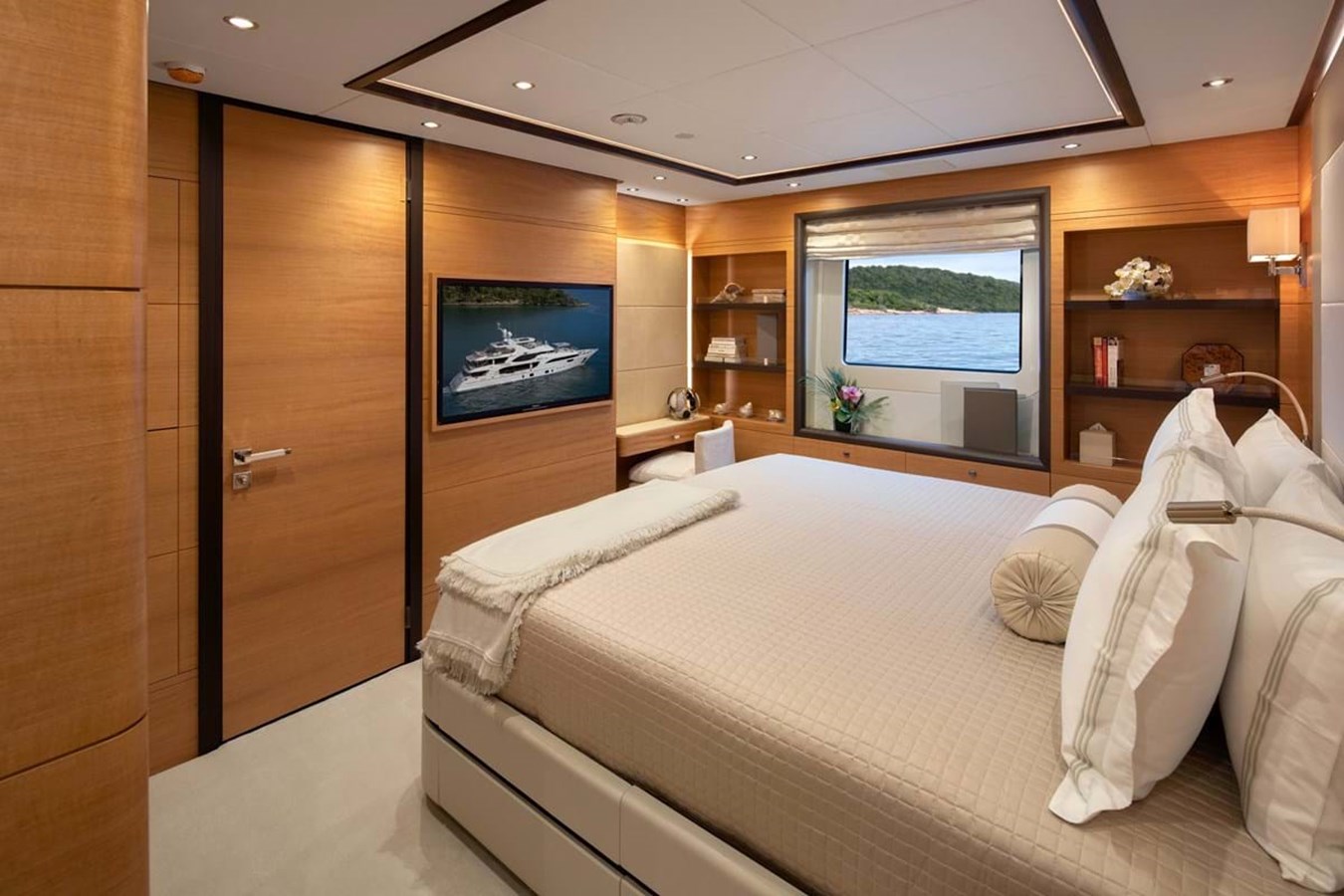 https://s3.amazonaws.com/boss.yatco.com/ForCharter/Vessel/Photo/3998/large_48366.jpg